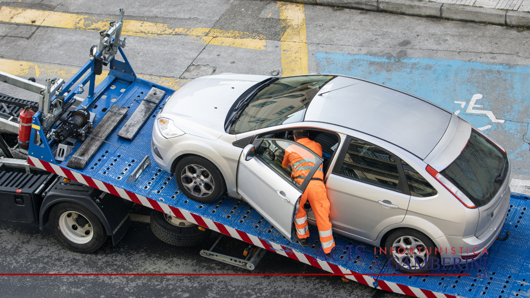 Auto incidentata caricata sul carroattrezzi